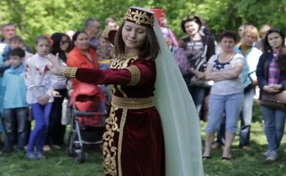 Народы Крыма водили «Хоровод единства» в Симферополе (видео)
