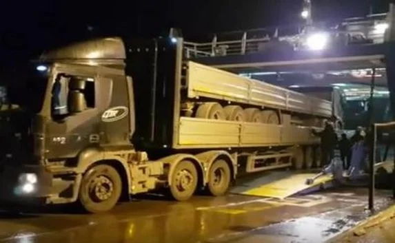 Водители грузовиков оригинально сэкономили на пароме в Керчи (видео)