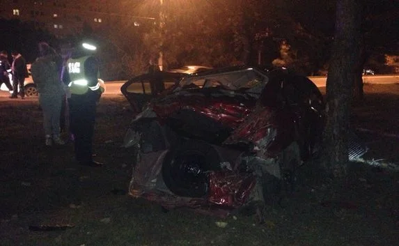 В Севастополе авто перевернулось и врезалось в дерево