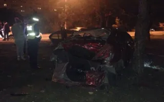 В Севастополе авто перевернулось и врезалось в дерево