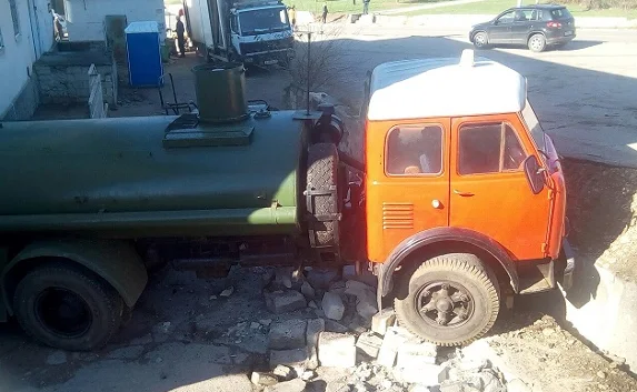 Автоцистерна припарковалась, повредив подпорную стену здания
