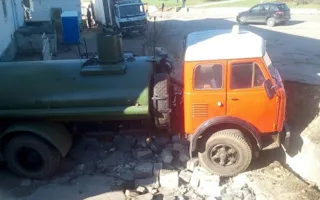 Автоцистерна припарковалась, повредив подпорную стену здания
