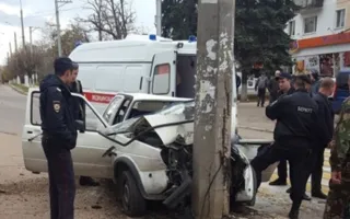 «Легковушка» протаранила столб и снесла дорожный знак 