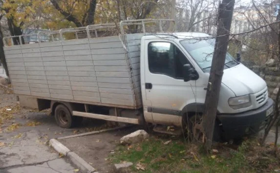 Дерево «помогло» ДПС задержать угонщика грузовика в Симферополе