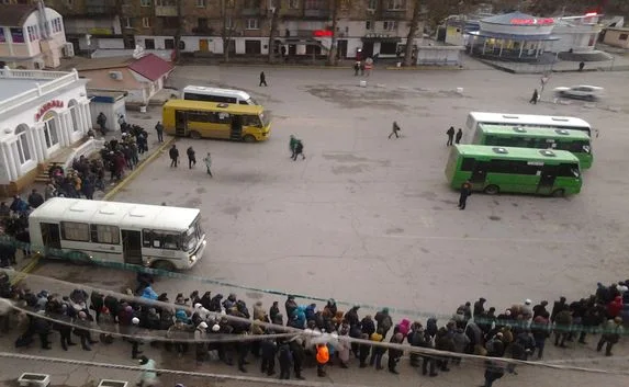 Непогода в Севастополе: оторванный причал и очередь на Северной(фото)