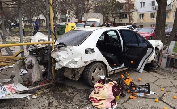 Авто врезалось в остановку в Симферополе, погиб пешеход