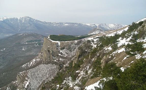 Двоих туристов эвакуировали с вершины крымской горы