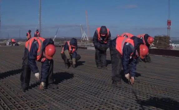 Строители Крымского моста застыли на своих рабочих местах (видео)