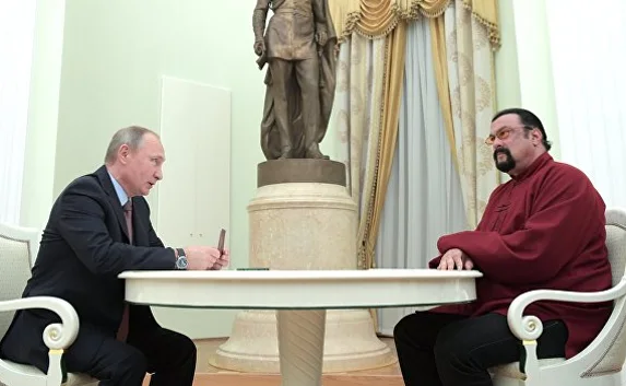 Путин поставил подпись в российском паспорте Сигала