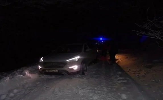 Застрявший в снегу внедорожник спасатели вызволили на Ай-Петри 