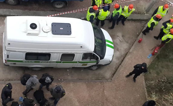 Выселять «Молодых строителей» пришли автоматчики — фото, видео