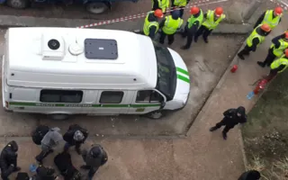 Выселять «Молодых строителей» пришли автоматчики — фото, видео