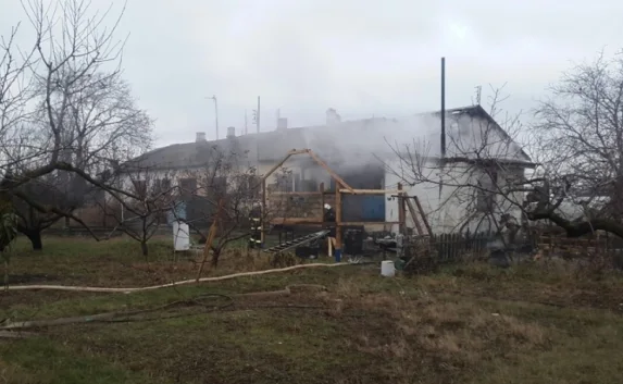 Маму с двумя детьми спасли на пожаре в Симферополе