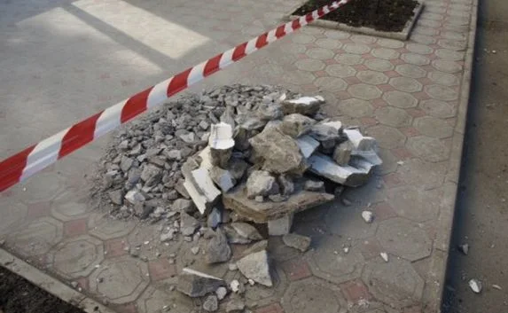Куски здания обрушились на автомобиль в Симферополе (фото)