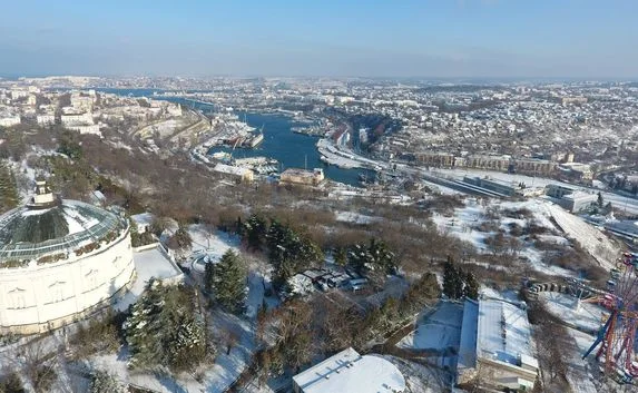 Снежный Севастополь с высоты птичьего полёта (фото)