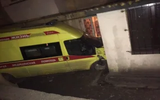 Реанимобиль с пациентом врезался в стену жилого дома в Севастополе 