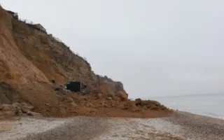 Под Севастополем обвалилась часть берега с постройками