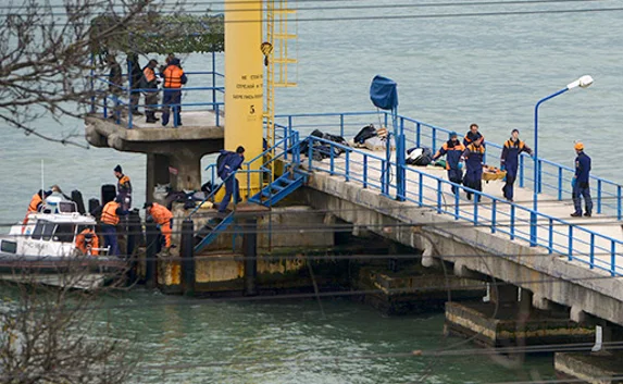 Водолазы подняли на поверхность тело командира Ту-154