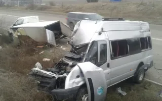 «Повезло, что пустой»: маршрутка въехала в брошенную ГАЗель (фото)