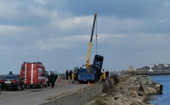 В Севастополе из бухты достали авто с двумя погибшими
