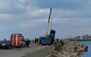 В Севастополе из бухты достали авто с двумя погибшими