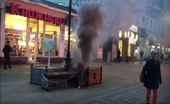 В центре Симферополя задымилась тротуарная плитка (видео)