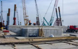 За новогодние праздники возведены ещё две опоры Крымского моста