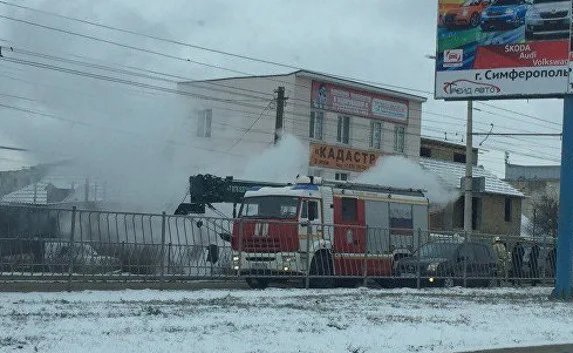 Автокран загорелся на оживлённой дороге Симферополя — фото
