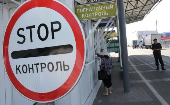 Украинские пограничники пускают в Крым по талонам
