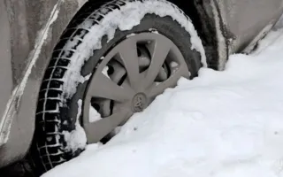 Два автобуса и три машины попали в «снежную ловушку»