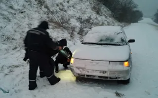 ВАЗ не справился с управлением на скользкой дороге и перевернулся 