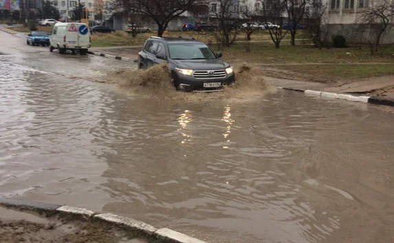 Чудо-лужа на ПОРе стала озером и «нокаутирует» автомобили — фото
