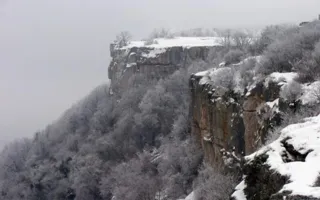 Легкомысленные крымчане ходят в заснеженные горы в летней обуви
