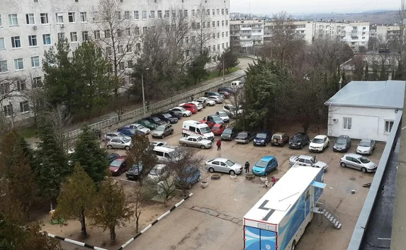 Скорая с ребёнком не смогла проехать к приёмному покою — кто виноват?