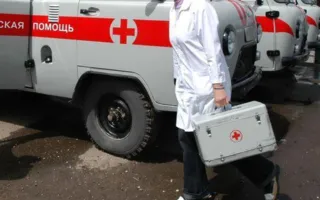 Машина скорой помощи в Севастополе провалилась в яму 