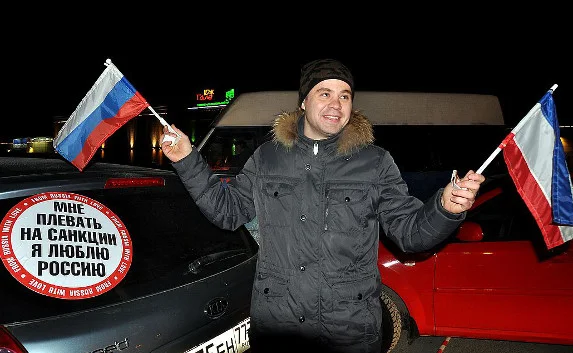 Сто машин в Симферополе собрали гигантский контур Крыма (фото, видео)