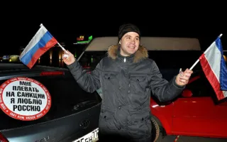 Сто машин в Симферополе собрали гигантский контур Крыма (фото, видео)