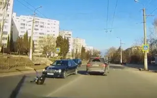 «Мерседес» сбил девушку на улице Вакуленчука в Севастополе — видео
