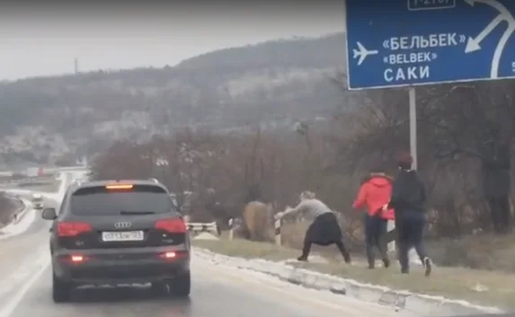 Пассажиры в Севастополе посыпали дорогу, чтобы успеть в аэропорт (видео)