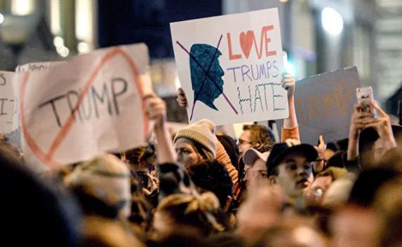 Сотни тысяч человек приняли участие в акции протеста против Трампа (фото)