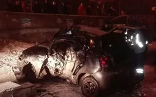 Иномарка врезалась в бетонное ограждение — двое погибших