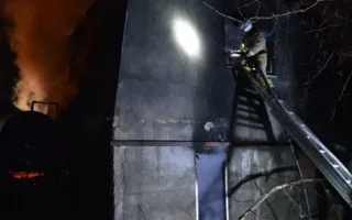 На пожаре в севастопольском частном доме спасли двух человек (фото)