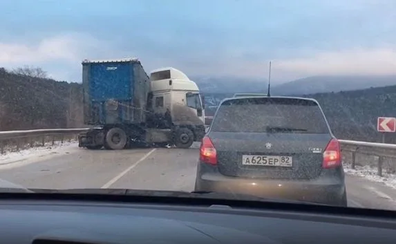 В тройном ДТП на крымской трассе травмированы два человека 