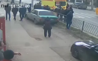 ДТП в Севастополе: троллейбус сбил на «зебре» парня — видео