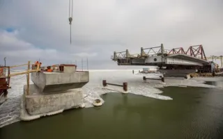 Строители сооружают морские пролёты Крымского моста 