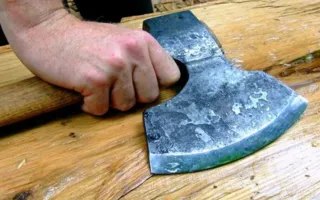 Мужчина угрожал жене топором средь бела дня на рынке