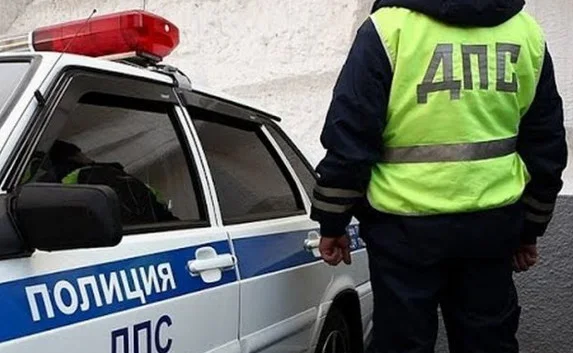 Мусоровоз перевернулся на газоне перед Совмином Крыма — фото