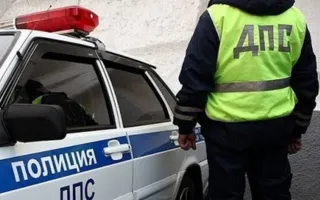 Мусоровоз перевернулся на газоне перед Совмином Крыма — фото