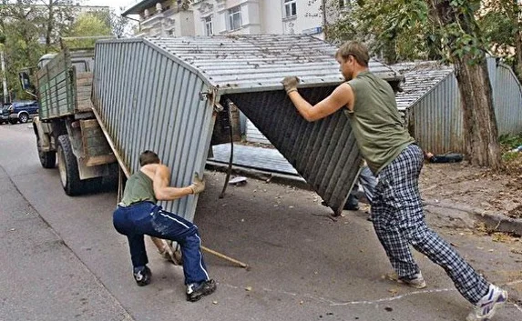 С дачи севастопольца средь бела дня угнали гараж