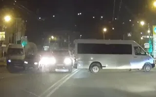 Возле автовокзала Севастополя в ДТП попали сразу два «топика» — видео